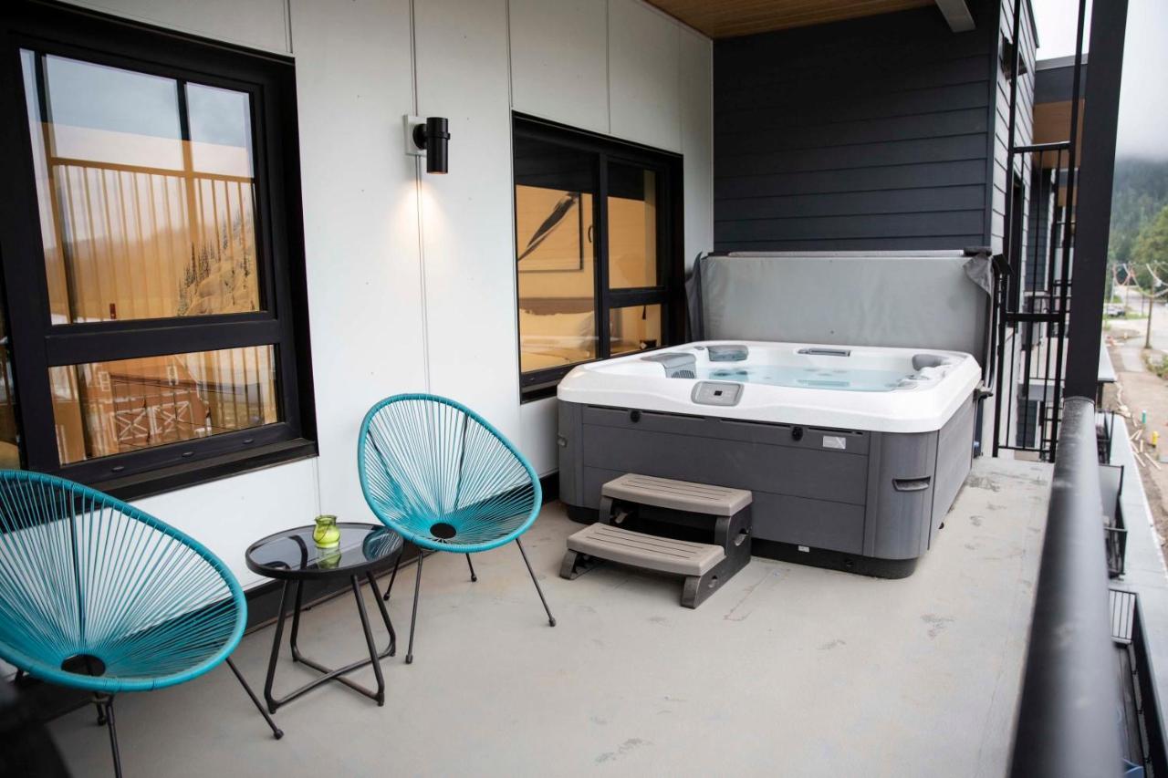 Le Refuge - Revelstoke Condo With Hot Tub Exteriör bild
